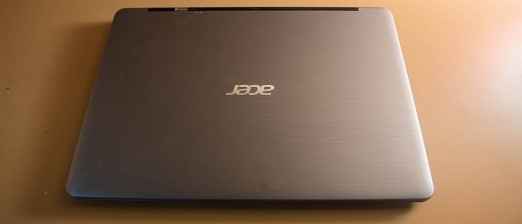 The brushed metal finish on the lid looks very classy.